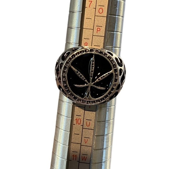 Vintage Style Leaf Decor Silver Tone Unisex Ring - Picture 5 of 7